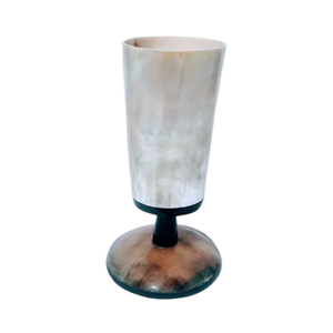 Vaso de chupito auténtico de cuerno vikingo, vaso de chupito de cuerno grabado personalizado, copa para fiestas, vaso de bebida de calidad superior para regalo de padrinos de boda - Product Image 1