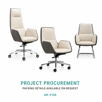 Chaise de bureau de direction moderne bicolore rembourrée avec accoudoirs fixes rembourrés, finition chromée, base pivotante à cinq étoiles