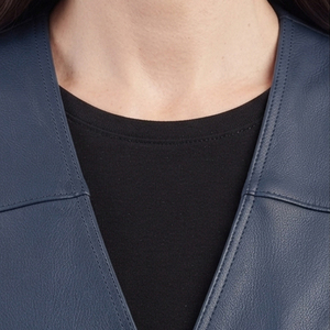 Chaleco de Invierno Reversible para Mujer, de Cuero Vacuno Genuino, con Cuello Camisero, Botones y Bolsillos, Sin Mangas - Product Image 4