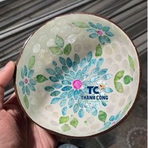 Venta Especial: Tazones Hechos a Mano con Cáscara de Coco, Producción en Vietnam, Sostenibles, con Diseño Floral de Margaritas Azules, Nueva Llegada - Product Image 1