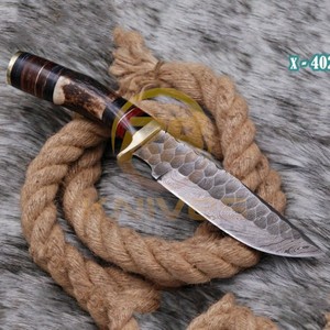 Couteau de chasse à lame fixe en acier Damas personnalisé OEM avec manche en corne de cerf, couteau de survie et de bushcraft ultra-affûté, étui en cuir - Product Image 4