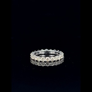 Anillo de Eternidad de Lujo con Diseño de Alas, Diamantes Naturales Certificados por IGI de 2.20TCW, Oro Blanco de 14k Premium, para Aniversario de Bodas - Product Image 1