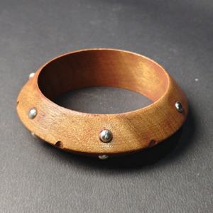 Brazalete de Madera con Perfil Cónico Inclinado y Detalles de Remaches Esféricos Plateados - Joyería de Madera Artesanal Vanguardista, Moderna y Ecológica - Product Image 2
