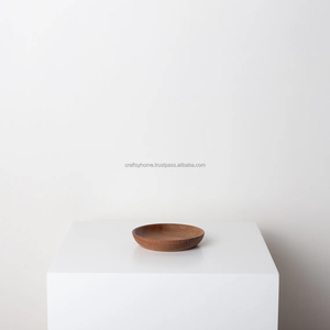 Cargador de madera Plato pequeño para servir Forma redondeada de alta calidad Platos de pastel de tamaño moderno Plato de vajilla Madera natural hecha a mano - Product Image 3