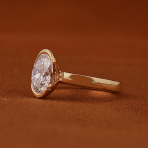 Bague de fiançailles de luxe en or massif 14 carats avec diamant de laboratoire taille ovale, sertie clos, solitaire, certifiée IGI - Product Image 4