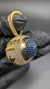 Pendentif Breloque Ballon de Rugby Personnalisable en Moissanite Plaqué Rhodium, Argent Sterling 925 Glacé, Bijou de Mode Style Sportif pour Hommes - Product Image 2