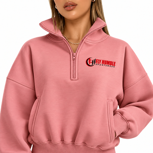Sudadera de mujer rosa de forro polar con cremallera de un cuarto, cuello alto, hombros caídos y logo frontal. - Product Image 1