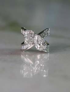 Bague de Fiançailles de Luxe Toi et Moi, Coupe Poire Radiante avec Bande de Diamants de Laboratoire Taille Baguette, Or Blanc 14K 18K, Bague de Mariage, Vente en Gros - Product Image 6