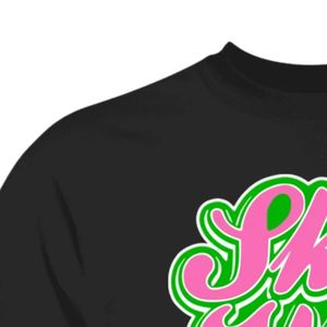 T-shirt brodé noir à manches courtes et col rond pour femme avec emblème coloré sur la poitrine, haut décontracté en coton, vêtement de mode en gros - Product Image 4