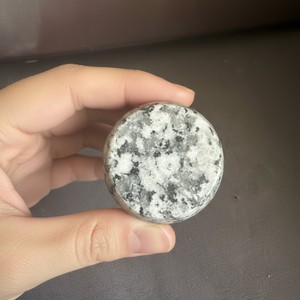 Bouton rond en marbre gris et blanc AG Elements |   Quincaillerie de luxe en pierre naturelle pour armoires de cuisine et de chambre – Durable et écologique - Product Image 2