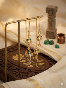 Clásicos atemporales, pendientes largos de plata chapada en oro de 18 quilates con incrustaciones de cristal verde Meenakari. |   Pendientes Colgantes Hechos a Mano - Product Image 1