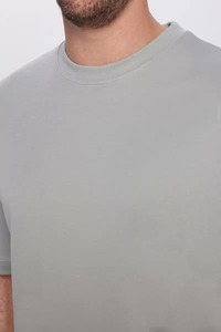 Contemporary Oversized <b>Tee</b> with Minimal <b>Graphic</b> Detail Relaxed Silhouette Drop Shoulder Construction Stylish Casual T Shirt - Product Image 3