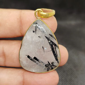 Colgante Fantástico de Cuarzo Rutilado Negro con Latón, Piedra Preciosa Poderosa, Regalo Elegante para Mujer, Uso Diario, Energía y Enfoque, Pieza Inspiradora - Product Image 1