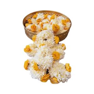 Gajra blanc parfumé à la mogra avec fleurs blanches et bande de jasmin jaune, accessoires pour cheveux pour femmes - Product Image 1