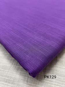 Tissu en voile de coton peigné violet biologique et écologique, tricoté, teint uni, respirant, poids moyen (120 GSM), doublure, textile de maison - Product Image 1