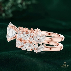 Bague moderne en diamant taille ovale avec serti floral botanique, accents de diamants marquise, pierres latérales rondes, pour elle - Product Image 3