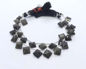 Cuentas de Labradorita Facetada Cuadrada con Taladro Lateral de 10-14 MM, Cuentas Finas de Labradorita de 7 Pulgadas - Product Image 1