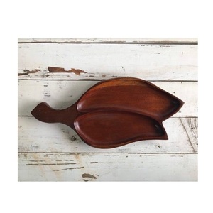 Plateau en bois haut de gamme pour service de table, conçu pour une présentation distinctive et une commodité de repas fonctionnelle - Product Image 4