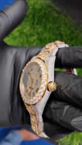 นาฬิกาฮิปฮอปสุดหรูขนาด 41 มม. แบบสองสี ประดับเพชรโมอิสซาไนต์เต็มเรือน ตัวเรือนสแตนเลสขอบทองเหลือง ดีไซน์ทันสมัยสั่งทำพิเศษ - Product Image 5