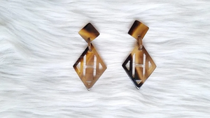 Pendientes Clásicos de Cuerno de Luna Creciente con Alas de Corte Princesa, Diseño Artesanal Temático de Animales por FAIZA CRAFT Natural Crafts - Product Image 4