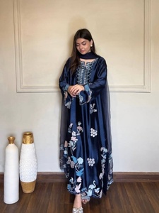 Kaftan traditionnel bleu en soie brodée pour femme, coupe ample, robe décontractée, provenant d'un fournisseur indien - Product Image 2