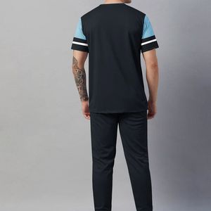 Conjunto deportivo ligero de camiseta y pantalón para hombre, ropa deportiva de verano para gimnasio, conjunto elegante e informal. - Product Image 2