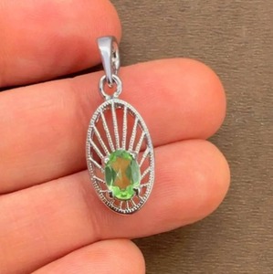 Pendentif tendance en argent sterling plaqué rhodium avec péridot taille ovale – Fait main, cadeau minimaliste POUR ELLE, bijoux d'août - Product Image 2