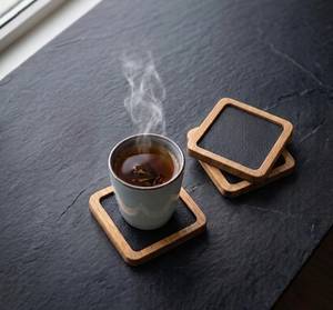 Posavasos Cuadrados Modernos de Madera TIMELESS CRAFT con Inserto de Cuero Negro, Resistentes al Calor y Ecológicos, para Proteger Tazas de Té y Café - Product Image 1