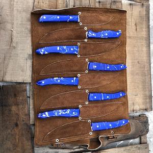 Couteau à steak en acier Damas THEWIZ CRAFTS avec manche en résine bleue, bord dentelé, fait main - Product Image 5