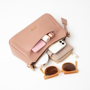 Bolso Freya de Cuero Sintético Premium - Mochila Convertible Multifuncional, Bolso Bandolera con Cremallera y Monedero Extraíble para Maquillaje Diario - Product Image 3