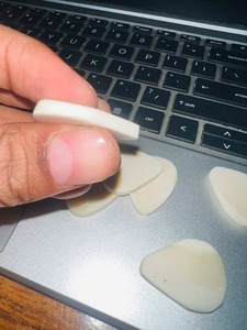 Púa de guitarra de hueso de buey natural de alta calidad con diseño cóncavo en forma de corazón para instrumentos de cuerda disponible al mejor precio - Product Image 2