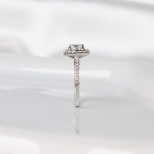 แหวนเพชรทรงกลม 1 กะรัต ผลิตในห้องปฏิบัติการ ได้รับการรับรองจาก IGI สี E ความสะอาด VVS2 รูปทรง Ideal Cut เพชรข้างประดับ ทองคำขาว 14K แหวนหมั้น - Product Image 2