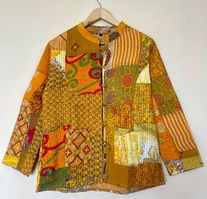 Hermosa Chaqueta de Invierno Hecha a Mano con Parches de Sari de Seda, Estampado Floral, Acolchado Kantha, Cuello en V, Mangas Abullonadas, Estilo Casual Nivisaa - Product Image 2
