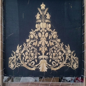 Parche Bordado a Mano con Láminas de Oro para Vestimenta Eclesiástica |   Motivo floral grande con cruz para cólidos litúrgicos, frontales de altar y estolas - Product Image 2