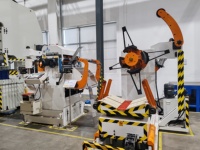 Dérouleur, redresseur et alimentateur 3-en-1 HAIWEI avec roulement et engrenage pour presse à poinçonner et machine de profilage de tôles 2,2-4,5 kW 1-18 m/min