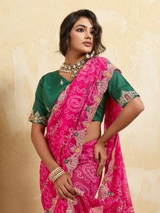 Sari de Diseño Bandhani Rosa para Mujer con Borde Bordado y Blusa Verde, para Fiestas y Bodas, Sari Étnico al por Mayor - Product Image 3