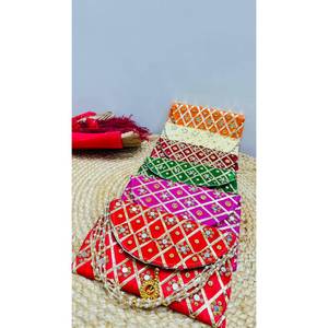 Bolso de mano tradicional de tela con asa decorada con cuentas y espejos para bodas, pooja, regalos, fiestas indias y festividades. - Product Image 1