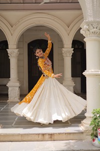 Lehenga Choli de diseño étnico tradicional indio, colección Navaratri, con estampado Bandhani y diseño Kutchi para mujeres, ropa elegante. - Product Image 2