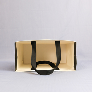 Elegante bolsa de papel rígido para cosméticos y embalaje de moda al por menor con asas suaves duraderas - Product Image 4