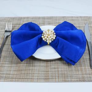 Hermosos servilleteros de acero inoxidable con cuentas blancas que hacen que las comidas sencillas se sientan pensadas y cuidadosamente elaboradas. - Product Image 4