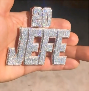 Colgante Personalizado de Plata Sólida 925 con Letra Inicial y Nombre, Incrustado con Moissanita VVS JEFE, con Cadena Cubana - Product Image 1