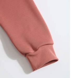 เสื้อฮู้ดดี้ลายกราฟิกสีชมพูอมเทาพรีเมียมสำหรับผู้ชาย |   เสื้อพูลโอเวอร์พิมพ์ลายหน้าอกลายหัวใจสีขาว |   ชุดออกกำลังกายสไตล์เมืองทันสมัย - Product Image 5