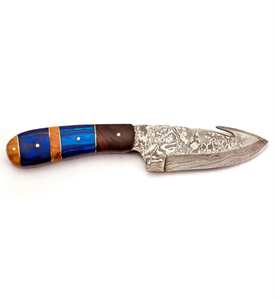 Herramienta utilitaria de acero de Damasco con patrón retorcido de alto contraste y mango híbrido de madera y resina azul, para procesamiento en campo. - Product Image 4