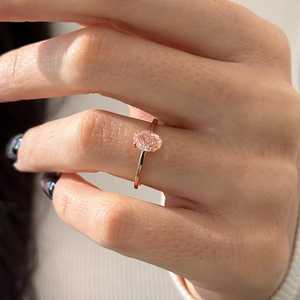 Bague solitaire en diamant rose intense fantaisie ovale de 1 carat, or rose 14 carats, bague de fiançailles minimaliste délicate, certifiée IGI - Product Image 6