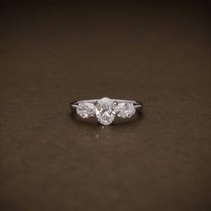Anillo de compromiso de tres piedras con diamante cultivado en laboratorio certificado, corte ovalado, anillo de aniversario elegante para ella en oro de 14K y 18K - Product Image 1