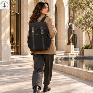 Sac à dos à rabat en toile noire avec boucles en laiton et poches latérales |   Sac à dos de style vintage avec poignée supérieure arrondie et sangles avant - Product Image 3