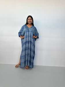 ชุดคาฟตันสีเทา-น้ำเงินลายมัดย้อม รุ่น CM 63 สำหรับผู้หญิง เหมาะสำหรับใส่ไปเที่ยวชายหาด รีสอร์ท ล่องเรือ ปาร์ตี้ริมสระน้ำ - Product Image 3