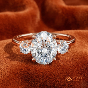 แหวนหมั้นเพชร/มอยส์ซาไนต์ทรงรีสีโรสโกลด์สำหรับผู้หญิง แหวนเพชรทรงกลมสามเม็ดด้านข้าง - Product Image 1