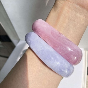 Bracelet en résine époxy fait main avec motif floral rond, couleur personnalisée, collection artisanale - Product Image 2