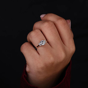 แหวนหมั้นหินสามก้อนสำหรับงานแต่งงานได้รับการรับรองจาก IGI ในห้องปฏิบัติการครบรอบชุบทอง14K - Product Image 4